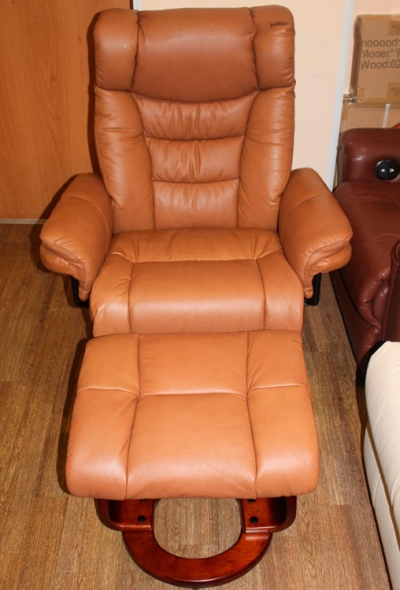 Кресло-реклайнер Relax Zuel 7582 W с пуфом для ног c коричневой обивкой, каркасом цвета темного ореха